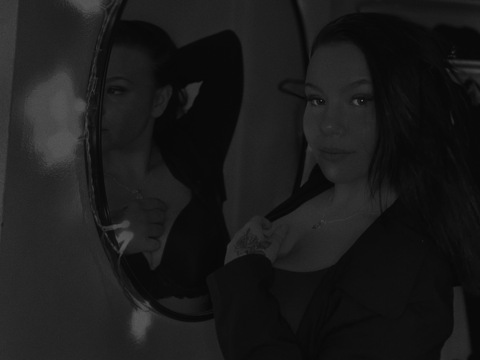 ओनलीफैंस हेडर चित्र alvanovaa