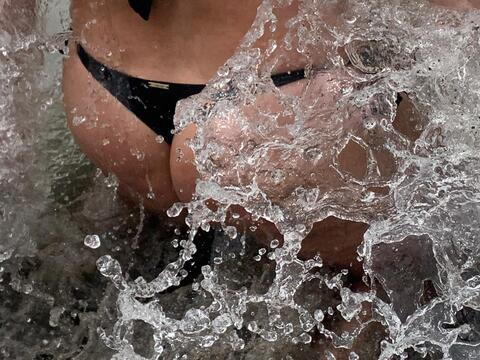 ओनलीफैंस हेडर चित्र anncarvecson