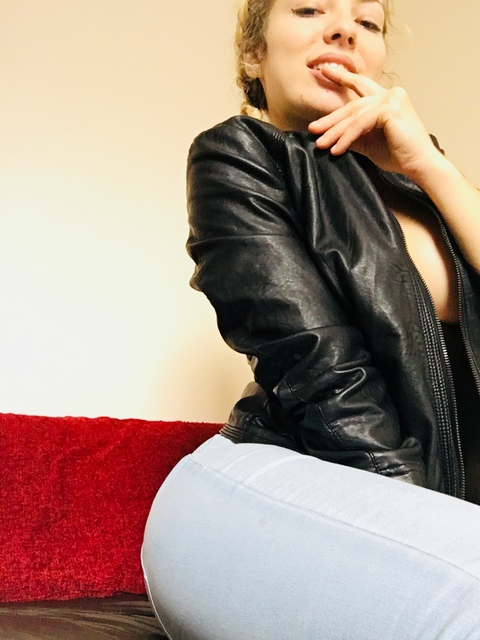 OnlyFans header picture antonia_shine