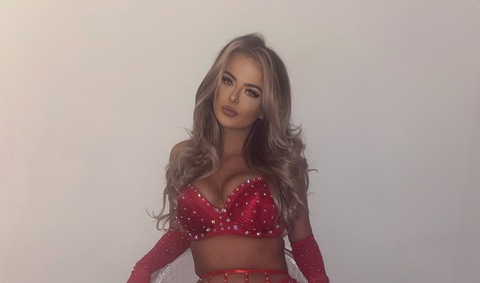 ओनलीफैंस हेडर चित्र bellbleunextdoor