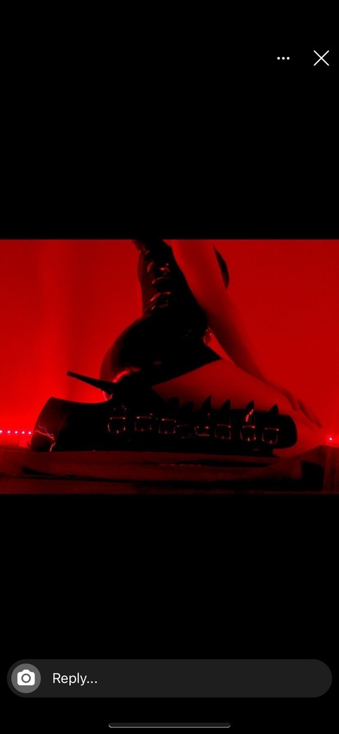 OnlyFansのヘッダー画像 bigttrouble