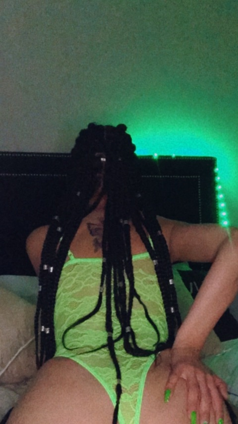 OnlyFans header picture bluuivyy