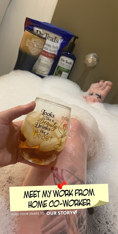 OnlyFansのヘッダー画像 caitlikesitloud