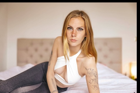 Снимка на заглавието на OnlyFans emmilysophia