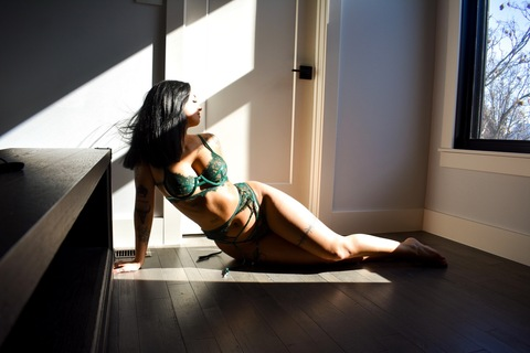 Imagen del encabezado de OnlyFans de essieofficial