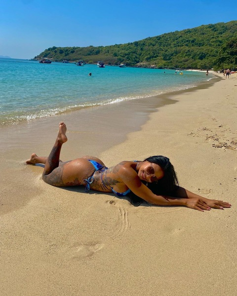 ओनलीफैंस हेडर चित्र hola_vix