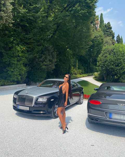 ओनलीफैंस हेडर चित्र ivonn