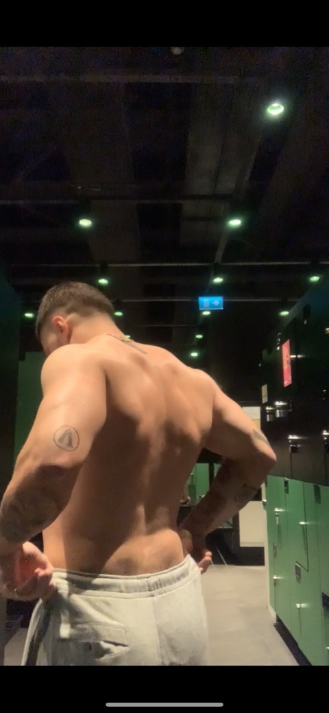 ओनलीफैंस हेडर चित्र jrnegan