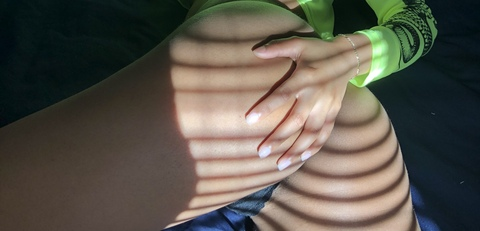 OnlyFans header picture juicyliv