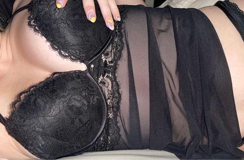 ओनलीफैंस हेडर चित्र karleeburb