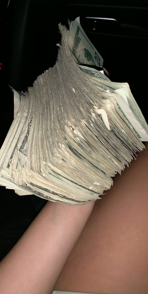 ओनलीफैंस हेडर चित्र kashthebarbiee