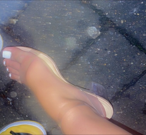 ओनलीफैंस हेडर चित्र kreshaeldn