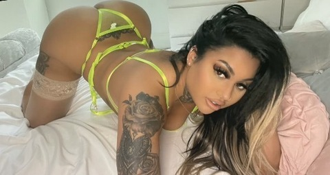 ओनलीफैंस हेडर चित्र larna_lashes