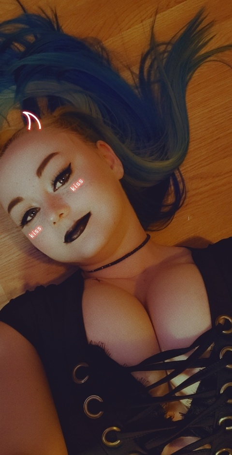 OnlyFans header picture littlemonsterarielle