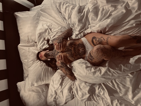 ओनलीफैंस हेडर चित्र matildabrink