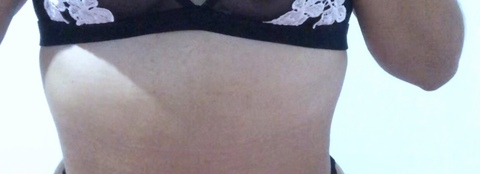 Gambar header OnlyFans monioutofcontext