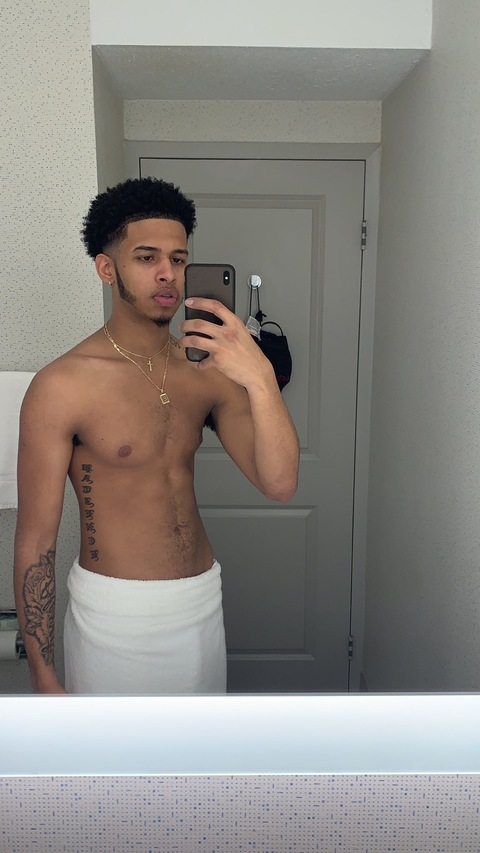 Image d'en-tête OnlyFans prettyboii.e