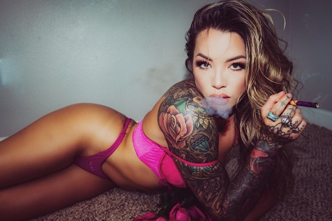 ओनलीफैंस हेडर चित्र queenracine