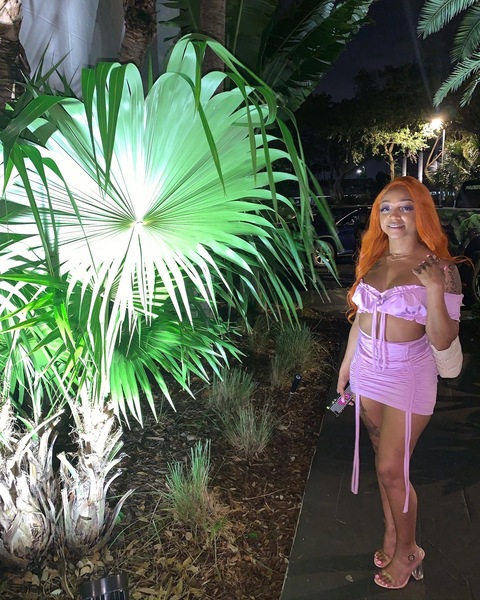 ओनलीफैंस हेडर चित्र sassyleo88