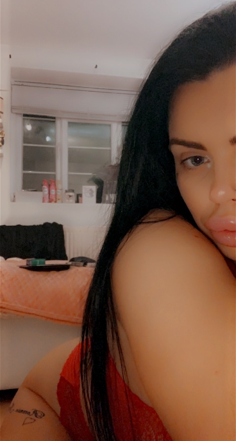 ओनलीफैंस हेडर चित्र shanwestwood