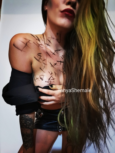 Gambar header OnlyFans tanyadomm