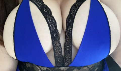 OnlyFansのヘッダー画像 thatonecargirl