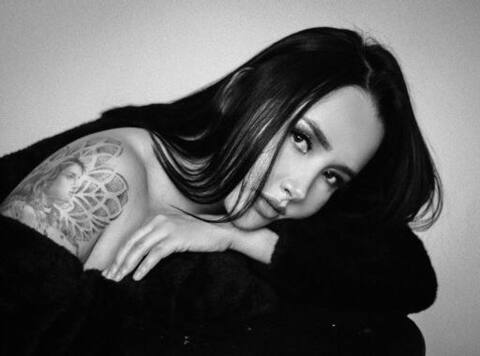 ओनलीफैंस हेडर चित्र valeriebenz