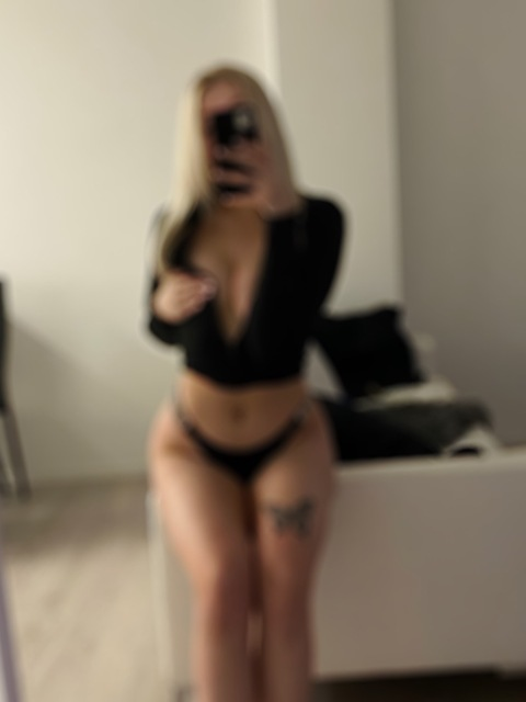 OnlyFans header picture venlameri