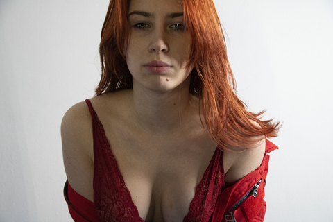 OnlyFansのヘッダー画像 whitefriz