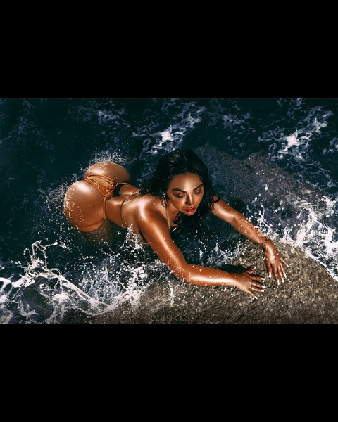 OnlyFansのヘッダー画像 xoticesmeralda